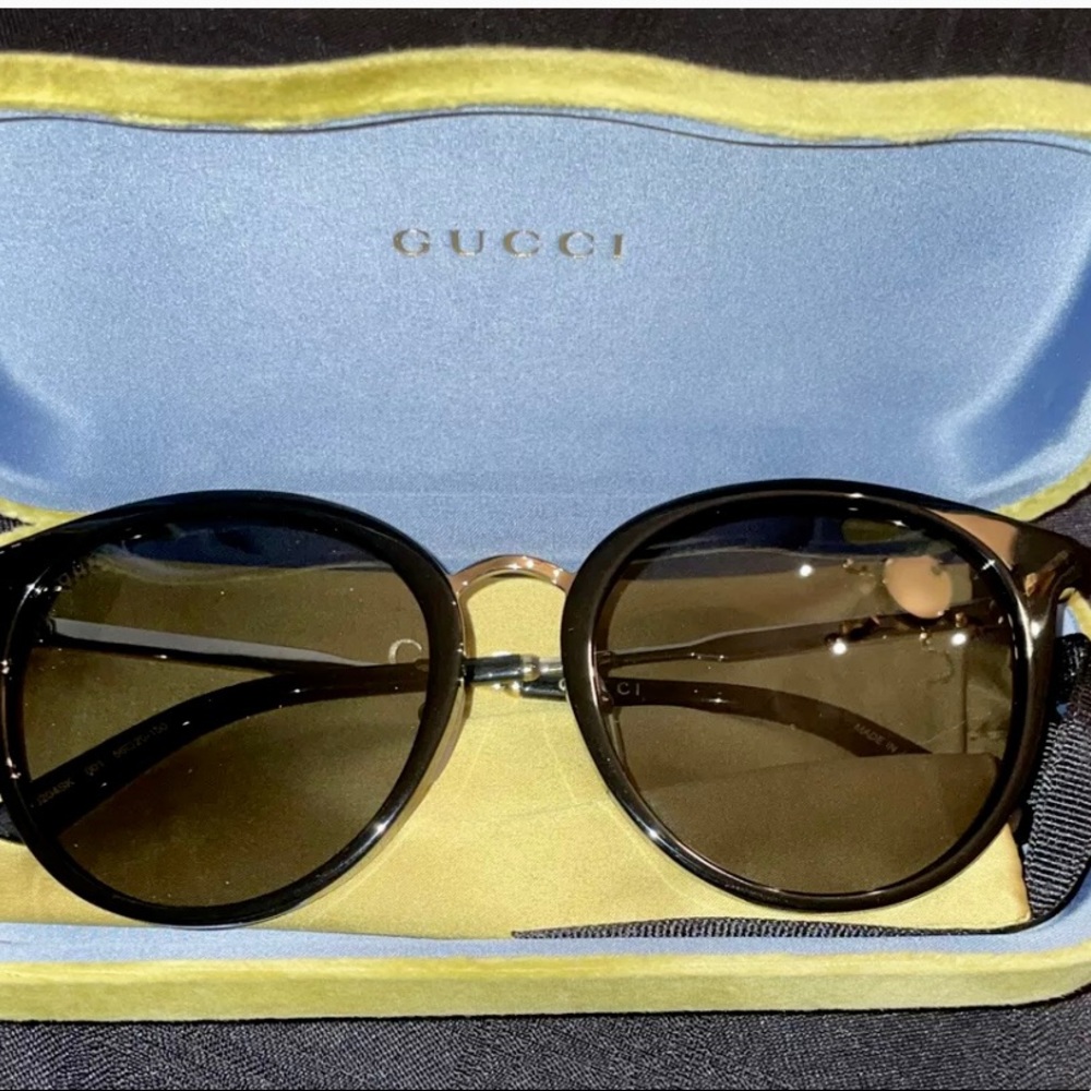 New Gucci Black Plastic Sunglasses!

( Grey Lens ) Model # GG 0204SK 001